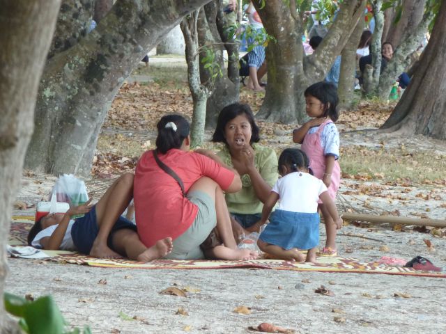 Thailändische Familie beim Picknick.